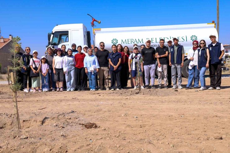 Meramlı gençlerden anlamlı fidan dikim etkinliği