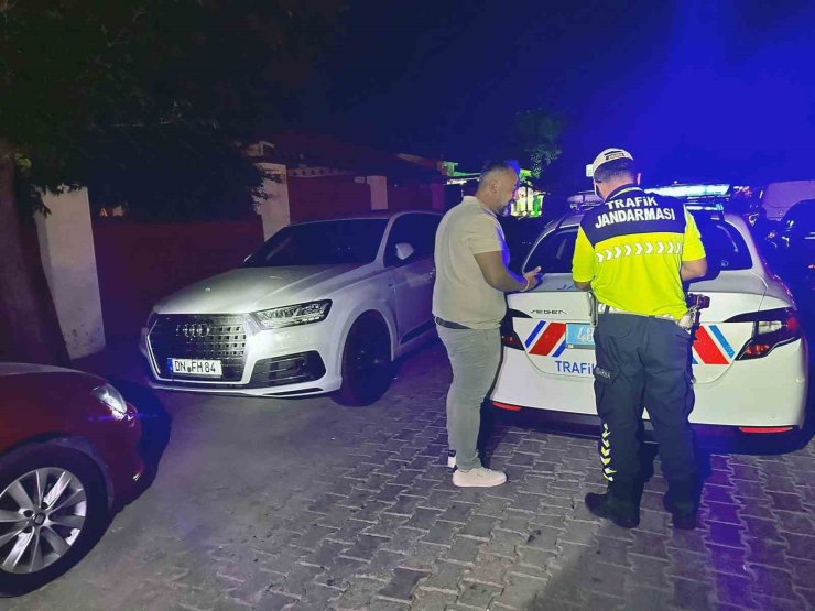 Ölüdeniz’de trafiği tehlikeye düşüren yabancı plakalı araç cezadan kurtulamadı