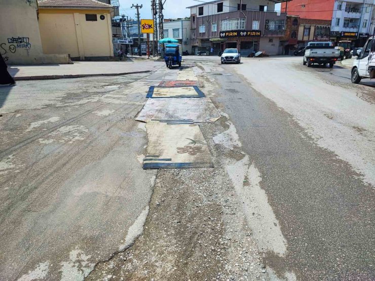 Adana’da belediyenin yapmadığı yola esnaftan ilginç çözüm: Yola asflat yerine halı serildi