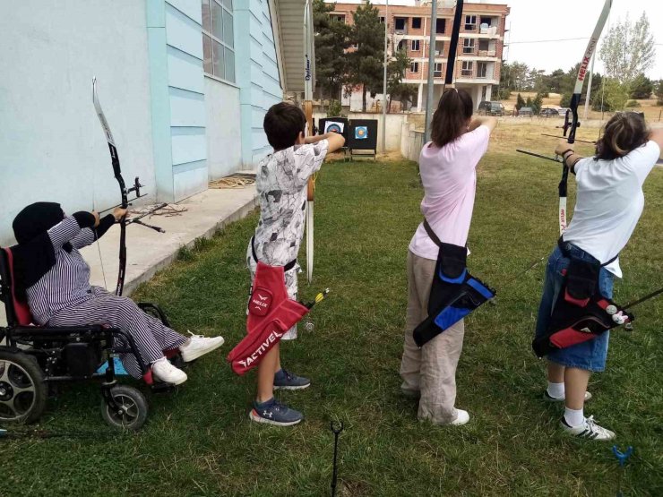 Bahçelievler yüzme havuzu bahçesinde okçuluk rüzgarı