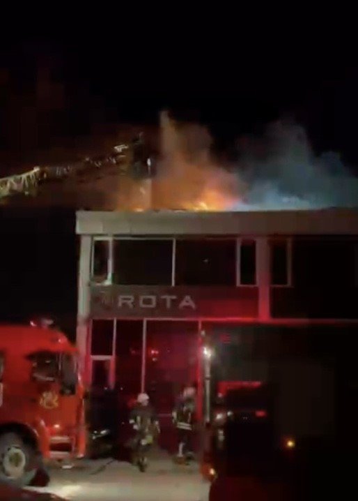 Çorum’da iş yerinin çatısında çıkan yangın söndürüldü