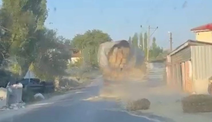 Saman yüklü kamyonun tehlikeli yolculuğu kamerada