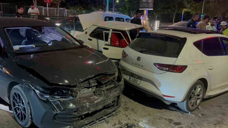 Elazığ’da zincirleme trafik kazası: 4 yaralı