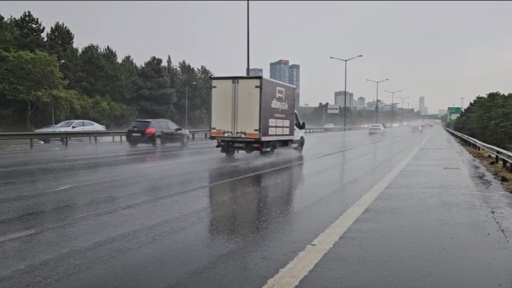 İstanbul’da sağanak yağış Avrupa Yakası’nda etkisini sürdürüyor