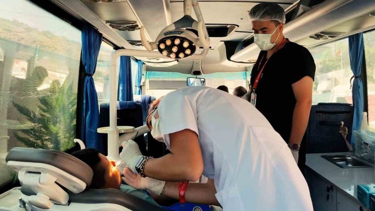 İzmir’de "İşimiz dişleriniz" projesiyle gülümseten hizmet