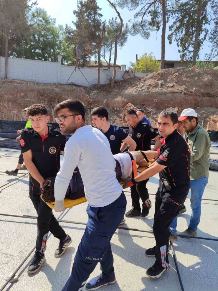 Vücuduna demir saplanan işçiyi itfaiye ekibi kurtardı