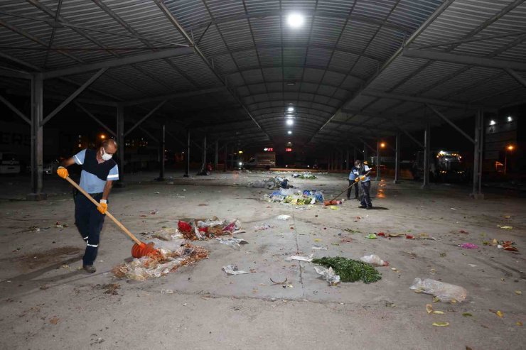 Akdeniz’de pazar yerleri yıkanıyor, çöp konteynerleri dezenfekte ediliyor