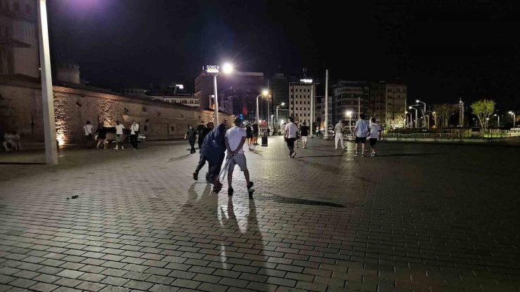 İstanbul’da şimşekler geceyi aydınlattı