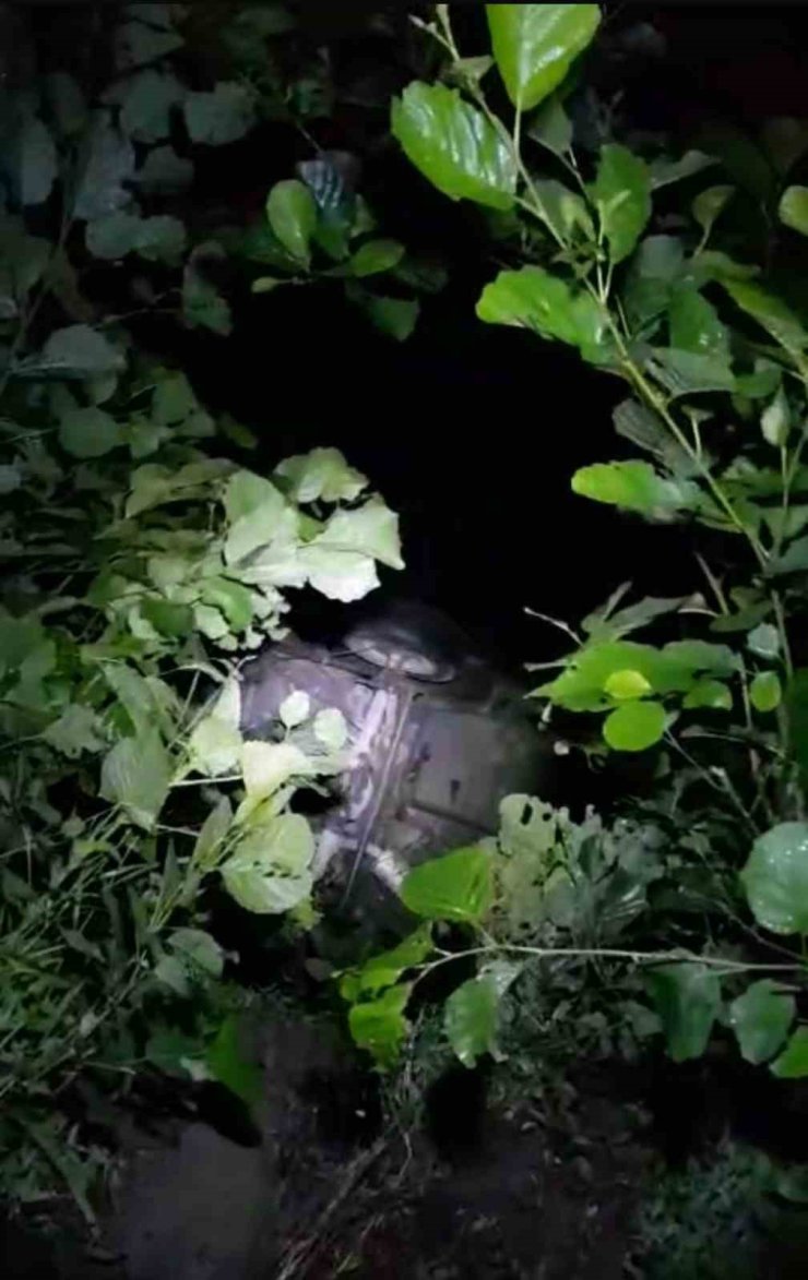 Trabzon’da kontrolden çıkan araç dereye uçtu: 4 kişi son anda kurtarıldı