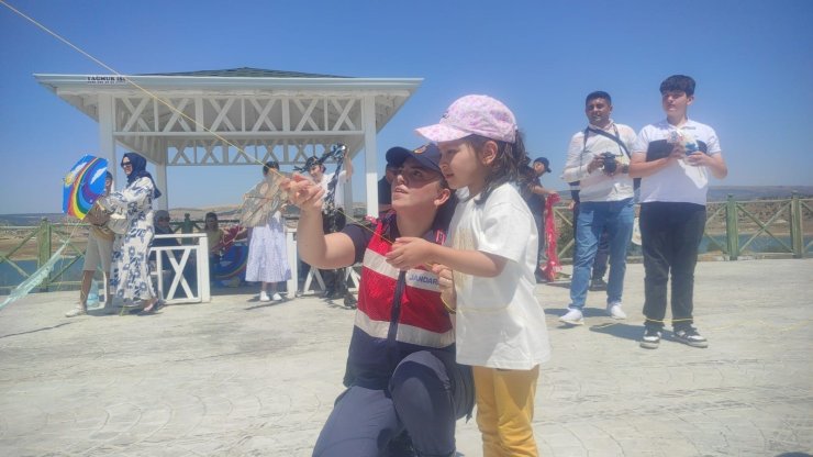 Jandarma ekipleri Çekerek Lavanta Adasında Uçurtma Şenliği düzenledi