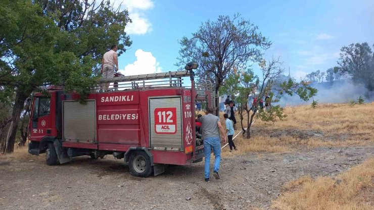 Sandıklı’da çıkan ot yangını paniğe neden oldu