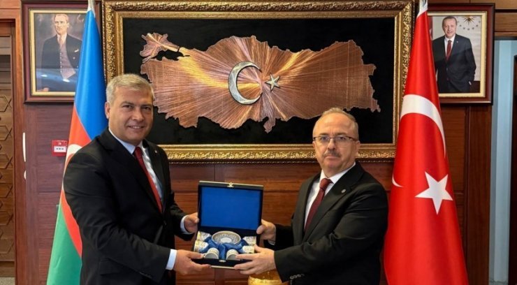 Prof. Dr. Adıgüzel’in uluslararası eğitim hamlesi Azerbaycan’da sürüyor