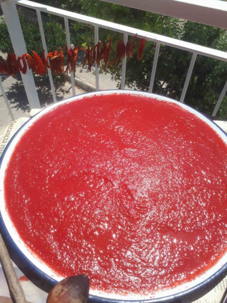 Aydın’da balkonlar kırmızıya boyandı