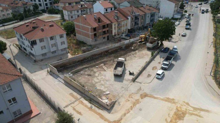 İnegöl’de atıl vaziyetteki boş alan otoparka dönüşüyor