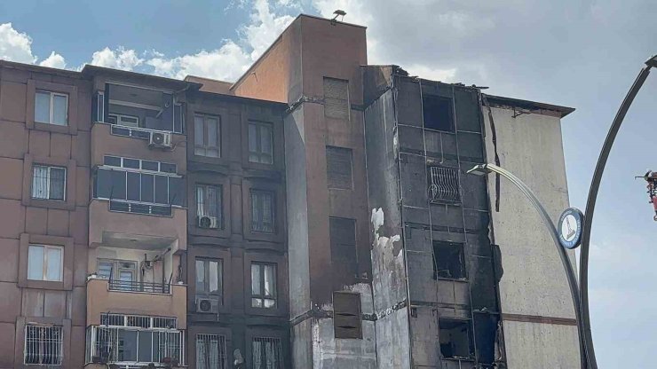 Binanın alt katındaki dükkanda çıkan yangında dumandan etkilenen 15 kişi yaralandı