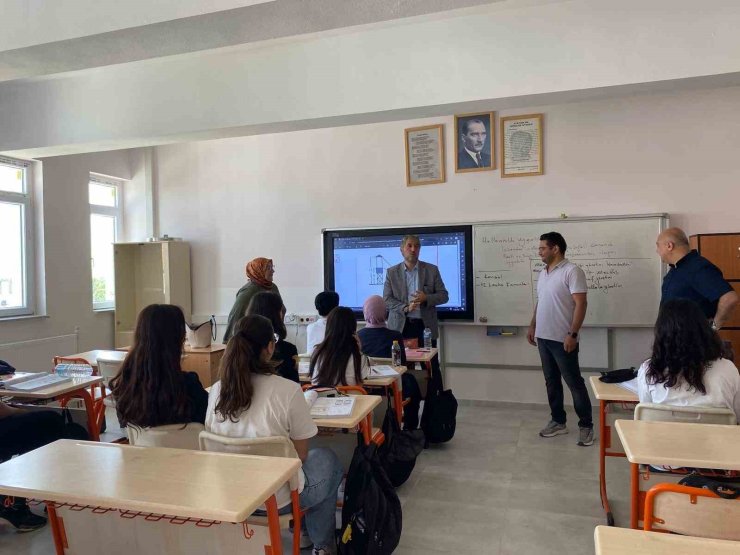 Kütahya İl Millî Eğitim Müdürü Yılmaz’dan Necip Fazıl Kısakürek Anadolu Lisesi’ne ziyaret