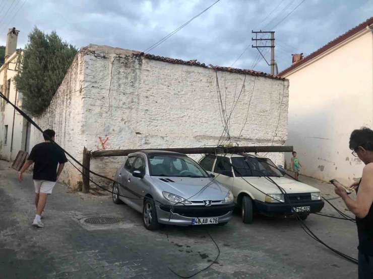 Ahşap direk araçların üzerine devrildi