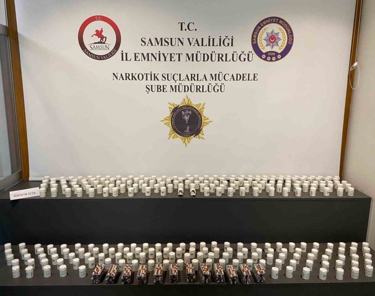 Samsun’da kamyonette 16 bin 800 sentetik ecza ele geçirildi
