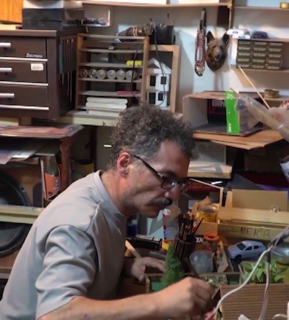 Atık tahtaları maketten eserlere dönüştürüyor