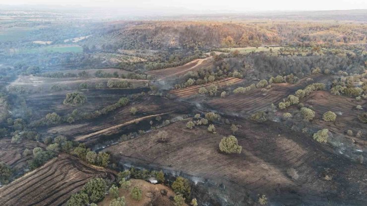 Boşaltıldıktan sonra alevlere teslim olan köy böyle görüntülendi