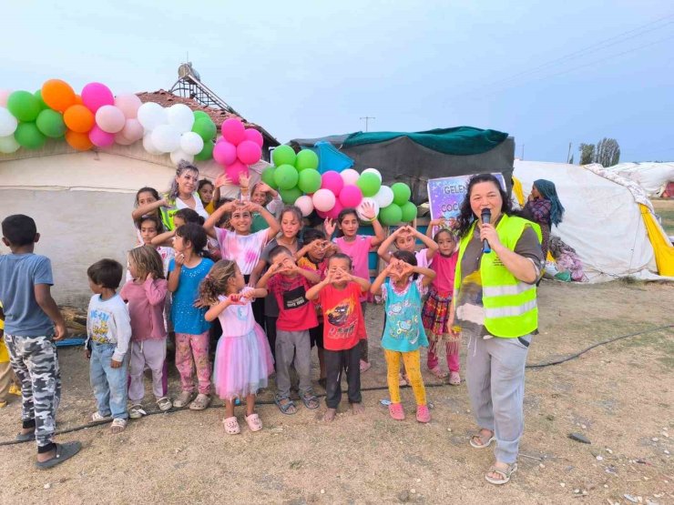 Hayırseverler çadır kentte kalan çocukları sevindirdi