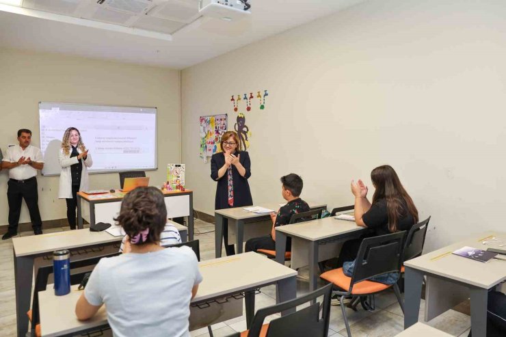 Şahin, GASMEK’te eğitim alan öğrencilerin yeteneklerini ilgiyle izledi