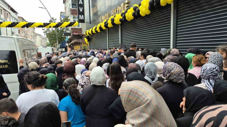 Sultangazi’de mağaza açılışında ’indirim’ izdihamı