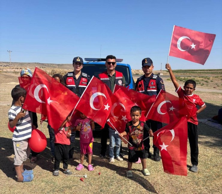 Kırşehir’de jandarma, tarım işçilerinin çocuklarıyla buluştu