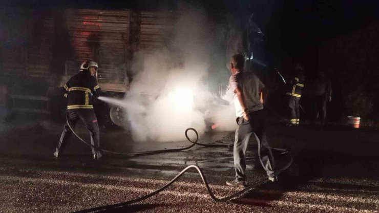 Buğday yüklü tır seyir halindeyken yandı