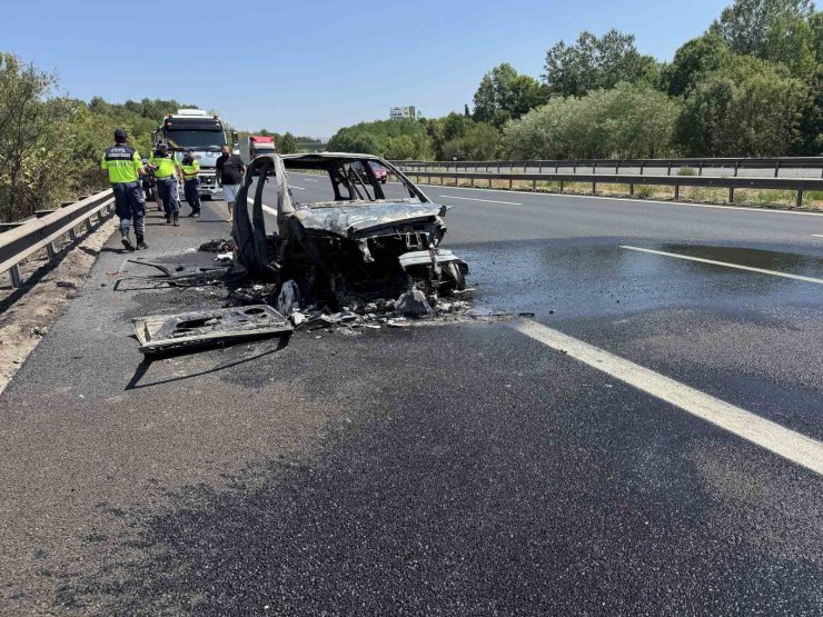 Otoyolda yabancı plakalı otomobil alev alev yandı, geriye demir yığınları kaldı