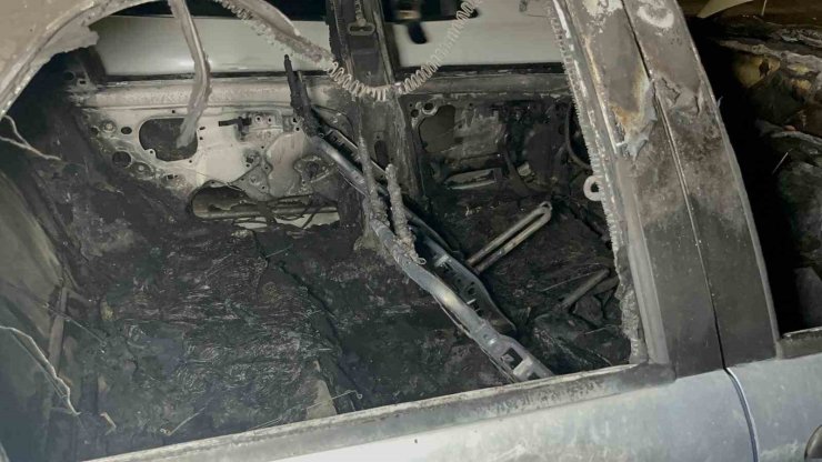 Park halindeyken yanmaya başlayan otomobil için mahalleli seferber oldu