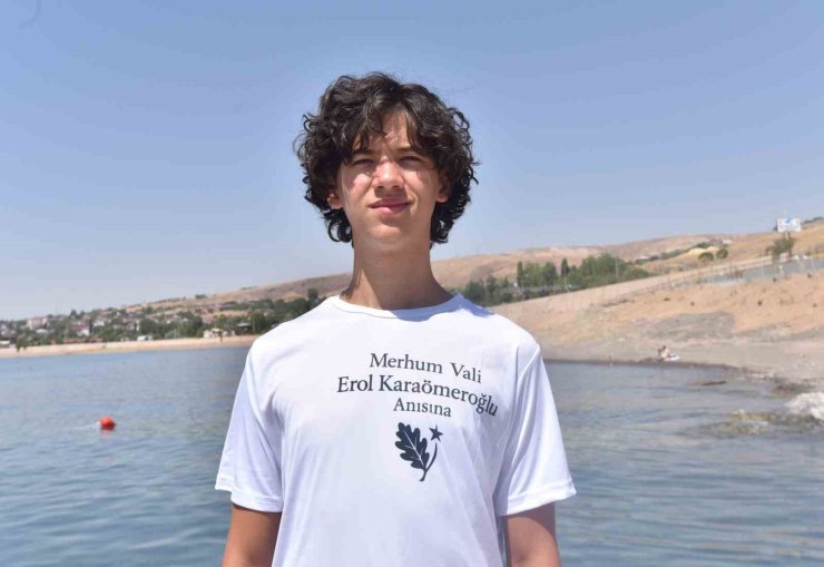 Ahlat’ta yüzme maratonunun en küçüğü 3,5 saatte hedefe ulaştı