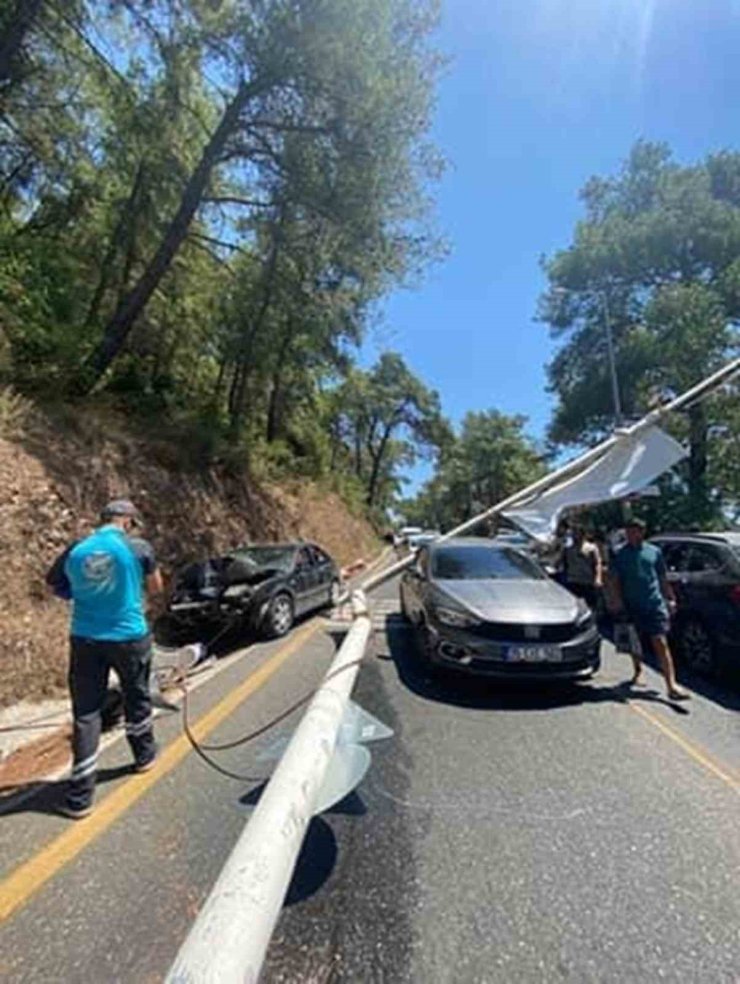 Akyaka’da freni patlayan araç aydınlatma direğine çarptı