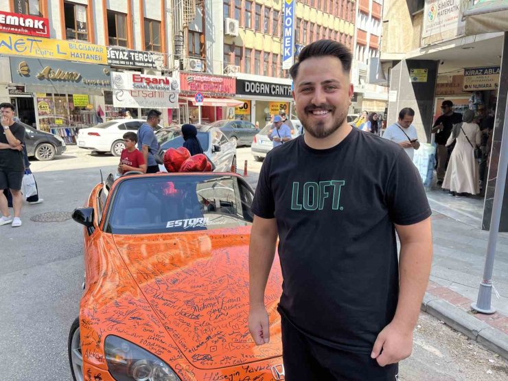 Otomobili görenler imza atmadan geçmiyor
