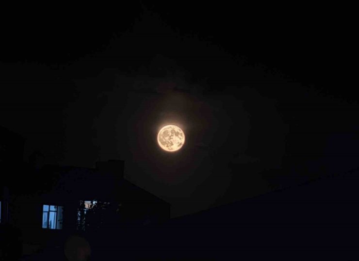 Patnos’ta "Süper Ay" Gökyüzünü Aydınlattı