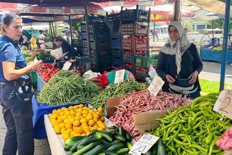 Efeler’de pazar yerlerinde fiyat etiketi denetimi