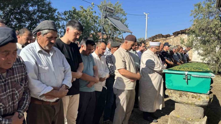 Hasar gören camiden malzemelerin üzerine düşmesi sonucu ölen adam toprağa verildi