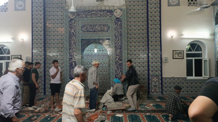 Hasar gören camide inceleme yapmak isteyen vatandaş malzeme düşmesi sonucu öldü