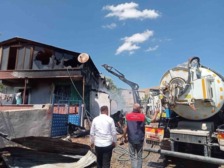 Gümüşhane’de 2 katlı evde çıkan yangın paniğe neden oldu