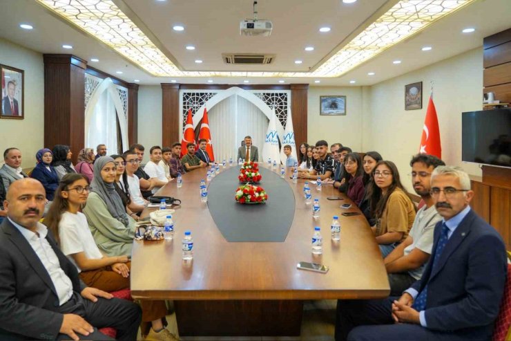 Vali Çelik başarılı öğrencileri kabul etti