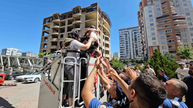 Yangında mahsur kalanlar kurtarılmaya başlandı, çocuklarına kavuşan aileler gözyaşlarına boğuldu