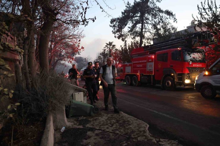 Çanakkale Valisi Toraman devam eden söndürme çalışmalarını yerinde inceledi