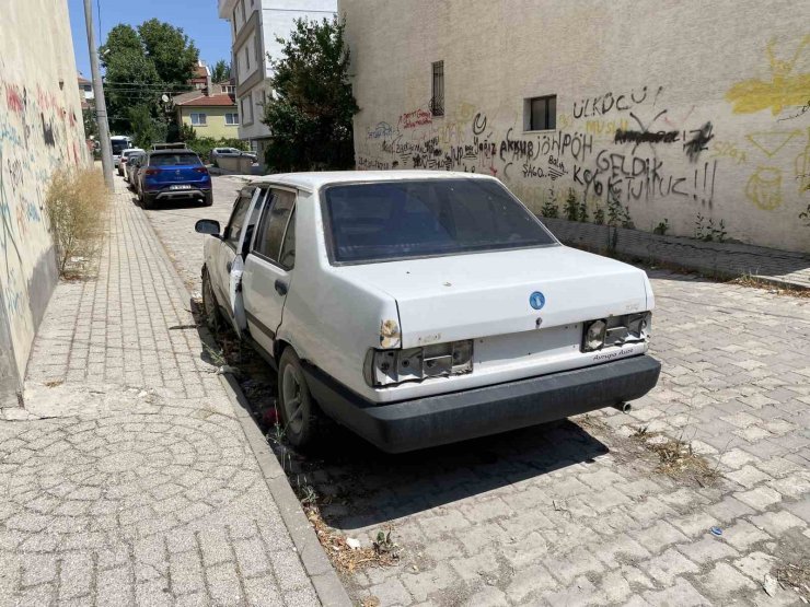 Kapısı açık ve plakasız hurda otomobil dikkat çekti