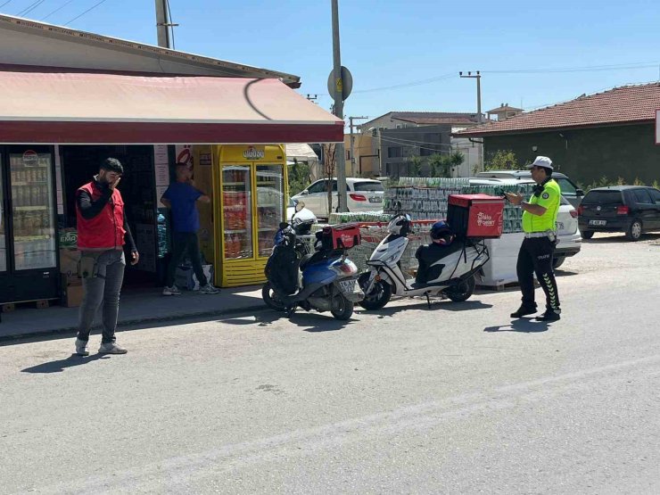 Motosikletli kurye, otomobille çarpıştı