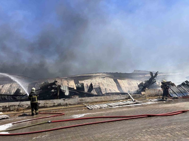Kahramanmaraş’taki kağıt fabrikası yangını kontrol altına alındı