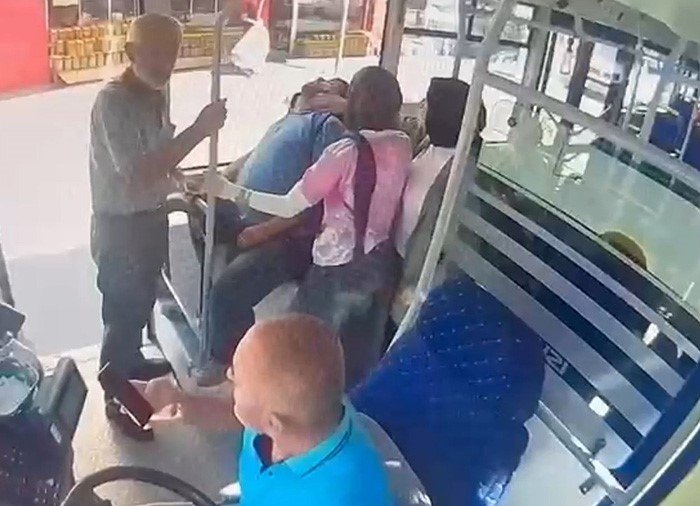 Halk otobüsünde fenalaşan yolcuya otobüste müdahale