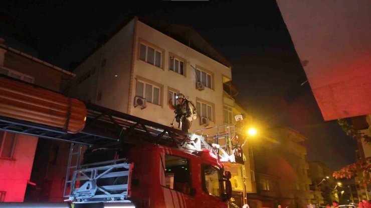 Pendik’te 3 katlı binanın çatısında yangın paniği
