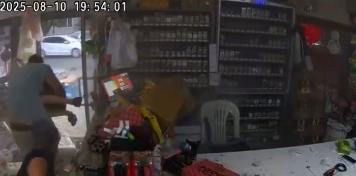 Sındırgı’da deprem anı market kamerasına yansıdı