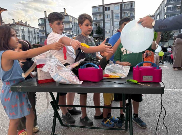 Çocuklar Tokat Belediyesi’nin mahalle şenlikleriyle doyasıya eğleniyor