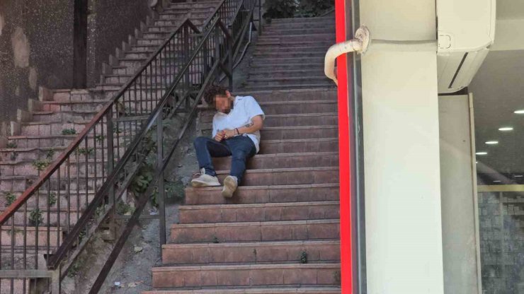Merdivenlerde baygın bulunan kişi hastaneye kaldırıldı